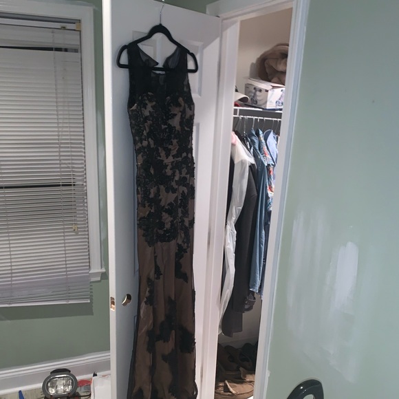 Custom Lace Gown Size 4 Evening/Prom/Pagaent Dress - Picture 4 of 16